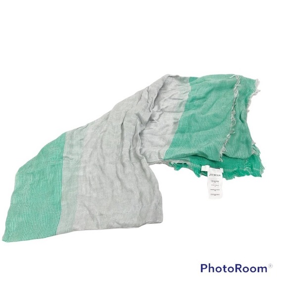 Closed green and grey plaid style scarf with unfinished fringe hem - Picture 2 of 3